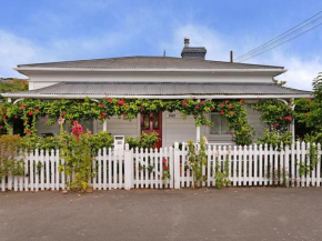 Red Door Retreat - Nelson Holiday Home Nelson